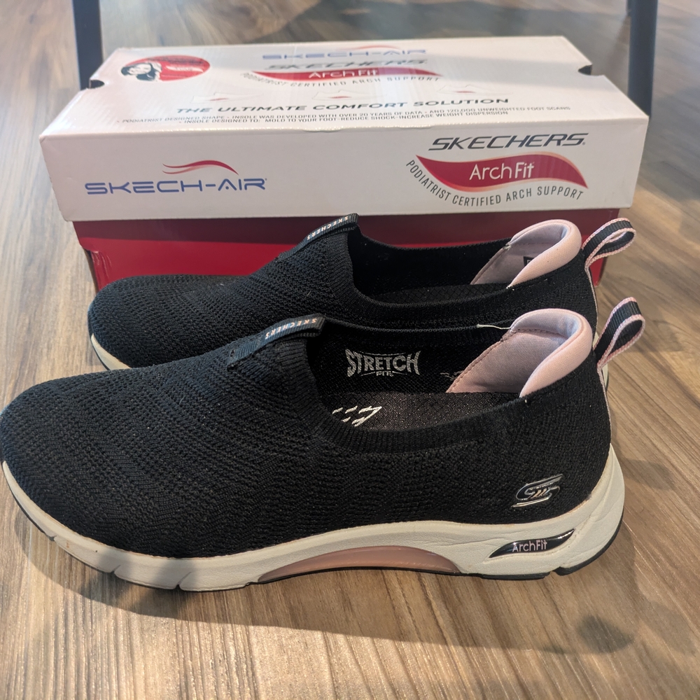 Skechers Women's Black and Pink Slip-On Sneakers
